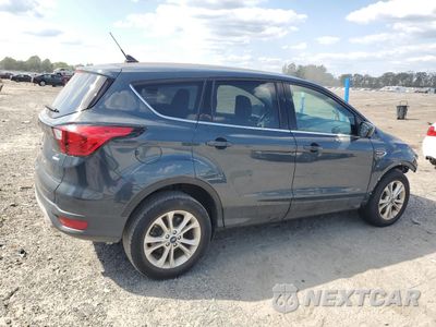 Trzecie zdjęcie samochodu z tyłu: 2019 FORD ESCAPE SE VIN:1FMCU9GD6KUA12949 - miniatura