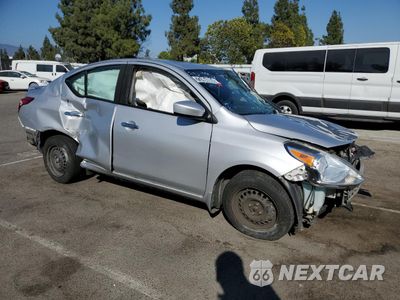 Czwarte zdjęcie samochodu z boku: 2017 NISSAN VERSA S VIN:3N1CN7AP6HL812391 - miniatura