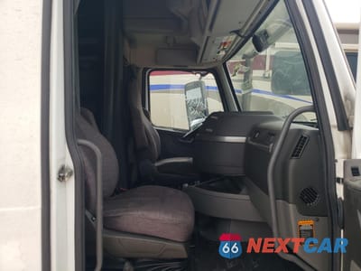 Piąte zdjęcie samochodu w środku: 2019 VOLVO VN VNL VIN:4V4NC9EH3KN202728 - miniatura