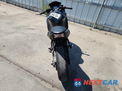 Czwarte zdjęcie samochodu z boku: 2025 KAWASAKI EX650 R VIN:ML5EXER11SDAF6513 - miniatura