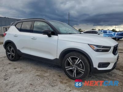 Czwarte zdjęcie samochodu z boku: 2022 VOLVO XC40 T5 R-DESIGN VIN:YV4162UM6N2731486 - miniatura