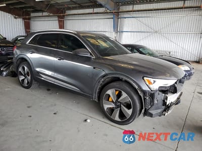 Czwarte zdjęcie samochodu z boku: 2019 AUDI E-TRON PRESTIGE VIN:WA1VAAGE3KB006077 - miniatura
