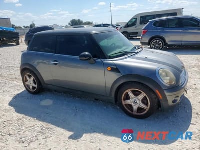 Czwarte zdjęcie samochodu z boku: 2010 MINI COOPER VIN:WMWMF3C53ATZ22963 - miniatura