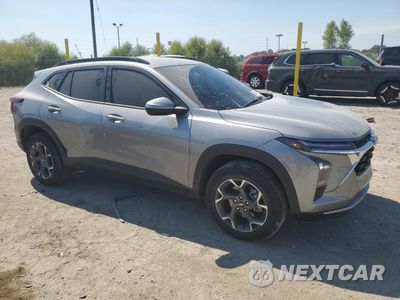 Czwarte zdjęcie samochodu z boku: 2025 CHEVROLET TRAX 1LT VIN:KL77LHEP4SC065734 - miniatura
