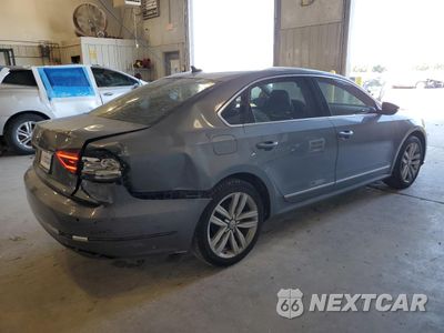Trzecie zdjęcie samochodu z tyłu: 2017 VOLKSWAGEN PASSAT SE VIN:1VWGT7A34HC085200 - miniatura