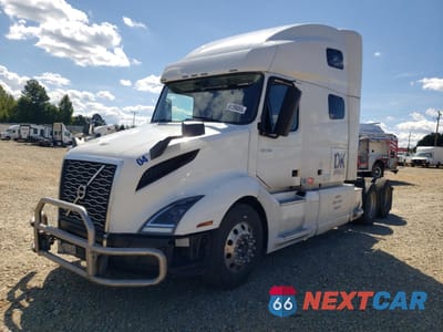 Drugie zdjęcie samochodu z przodu: 2020 VOLVO VNL SEMI TRUCK VIN:4V4NC9EH9LN256469 - miniatura