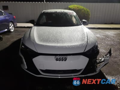 Piąte zdjęcie samochodu w środku: 2024 AUDI RS E-TRON GT VIN:WAUAHBFW9R7900059 - miniatura