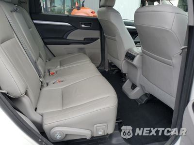 Zdjęcie 11 z 17 samochodu: 2018 TOYOTA HIGHLANDER SE VIN:5TDJZRFH9JS493025 - miniatura