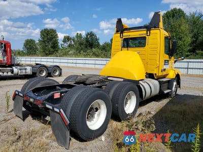 Czwarte zdjęcie samochodu z boku: 2016 VOLVO VNL - TRUCKS SEMI TRUCK VIN:4V4NC9EH9GN942937 - miniatura