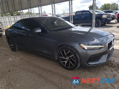 Czwarte zdjęcie samochodu z boku: 2019 VOLVO S60 T5 MOMENTUM VIN:7JR102FK1KG014073 - miniatura