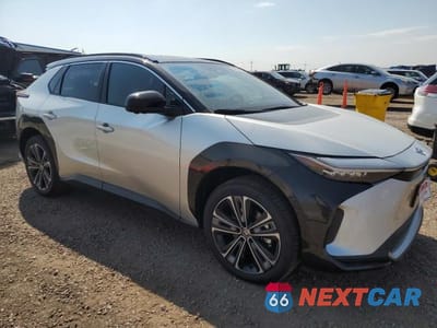 Czwarte zdjęcie samochodu z boku: 2024 TOYOTA BZ4X XLE VIN:JTMABACA5RA081559 - miniatura
