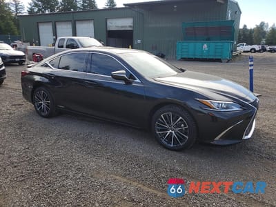 Czwarte zdjęcie samochodu z boku: 2022 LEXUS ES 300H BASE VIN:58ADA1C17NU021411 - miniatura