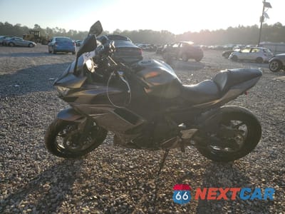 Trzecie zdjęcie samochodu z tyłu: 2021 KAWASAKI EX650 M VIN:ML5EXEM18MDA37696 - miniatura