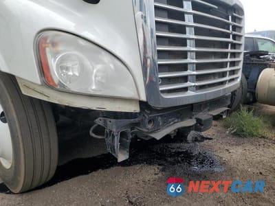 Zdjęcie 9 z 10 samochodu: 2015 FREIGHTLINER CASCADIA SEMI TRUCK VIN:3AKBGADV6FSGU9440 - miniatura