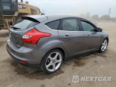 Trzecie zdjęcie samochodu z tyłu: 2013 FORD FOCUS TITANIUM VIN:1FADP3N22DL231906 - miniatura