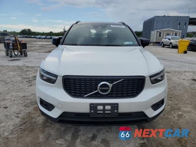 Piąte zdjęcie samochodu w środku: 2022 VOLVO XC40 T5 R-DESIGN VIN:YV4162UM6N2731486 - miniatura