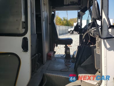 Zdjęcie 6 z 10 samochodu: 2006 FORD ECONOLINE E450 SUPER DUTY COMMERCIAL STRIPPED CHASSIS VIN:1FCLE49L46HA93893 - miniatura