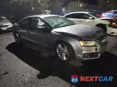 Czwarte zdjęcie samochodu z boku: 2010 AUDI S5 PRESTIGE VIN:WAUVVAFR8AA048566 - miniatura