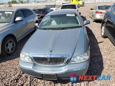 Piąte zdjęcie samochodu w środku: 2004 LINCOLN TOWN CAR ULTIMATE VIN:1LNHM83W74Y648282 - miniatura