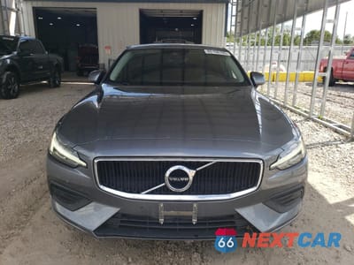 Piąte zdjęcie samochodu w środku: 2019 VOLVO S60 T5 MOMENTUM VIN:7JR102FK1KG014073 - miniatura