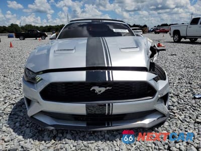 Piąte zdjęcie samochodu w środku: 2019 FORD MUSTANG VIN:1FATP8UH0K5203960 - miniatura