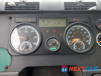 Zdjęcie 8 z 10 samochodu: 2016 FREIGHTLINER CASCADIA 113 SEMI TRUCK VIN:3AKBGADV8GSGU9408 - miniatura