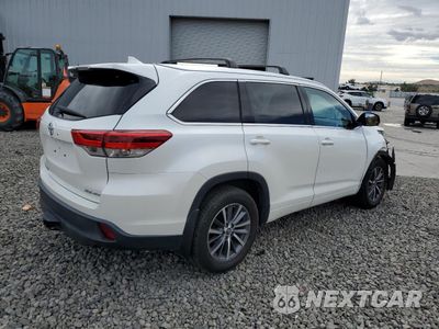 Trzecie zdjęcie samochodu z tyłu: 2018 TOYOTA HIGHLANDER SE VIN:5TDJZRFH9JS493025 - miniatura