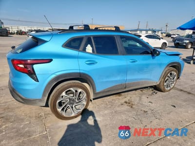 Trzecie zdjęcie samochodu z tyłu: 2025 CHEVROLET TRAX 2RS VIN:KL77LJEP9SC066448 - miniatura