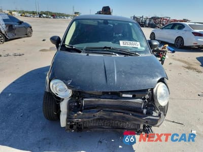 Piąte zdjęcie samochodu w środku: 2017 FIAT 500 POP VIN:3C3CFFKR9HT671423 - miniatura