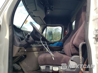 Piąte zdjęcie samochodu w środku: 2016 FREIGHTLINER CASCADIA 125 SEMI TRUCK VIN:1FUJGEBGXGLHC3829 - miniatura