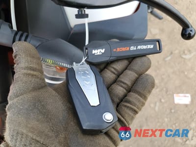 Zdjęcie 8 z 10 samochodu: 2023 KTM 1290 SUPER DUKE R VIN:VBKV3940XPM967275 - miniatura