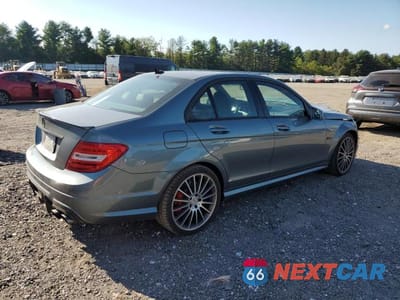Trzecie zdjęcie samochodu z tyłu: 2012 MERCEDES-BENZ C 63 AMG VIN:WDDGF7HB2CA626181 - miniatura