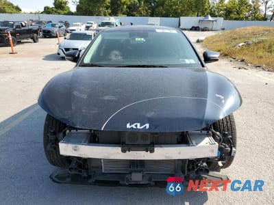 Piąte zdjęcie samochodu w środku: 2023 KIA EV6 LIGHT VIN:KNDC34LAXP5127982 - miniatura