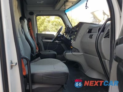 Piąte zdjęcie samochodu w środku: 2021 KENWORTH CONSTRUCTI - semi truck VIN:1XKYDK9X8MJ452480 - miniatura