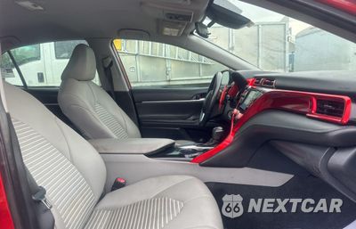 Piąte zdjęcie samochodu w środku: 2020 TOYOTA CAMRY SE VIN:4T1G11AK9LU337101 - miniatura