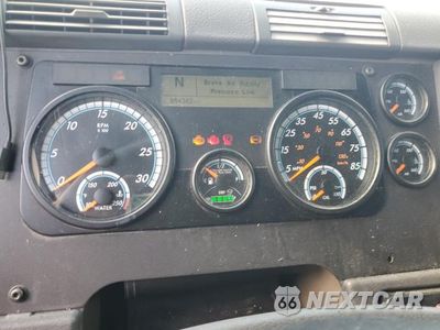 Zdjęcie 8 z 10 samochodu: 2018 FREIGHTLINER CASCADIA 125 SEMI TRUCK VIN:3AKJGLDR1JSHR0922 - miniatura
