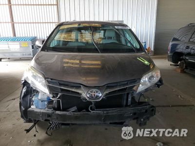 Piąte zdjęcie samochodu w środku: 2018 TOYOTA SIENNA XLE VIN:5TDYZ3DC1JS941194 - miniatura