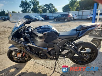 Trzecie zdjęcie samochodu z tyłu: 2023 KAWASAKI ZX1002 M VIN:JKBZXVM10PA004420 - miniatura