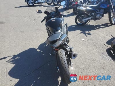 Czwarte zdjęcie samochodu z boku: 2021 YAMAHA YZFR3 A VIN:MH3RH18Y9MK007296 - miniatura