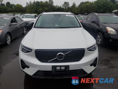 Piąte zdjęcie samochodu w środku: 2023 VOLVO XC40 PLUS VIN:YV4L12UW2P2020802 - miniatura