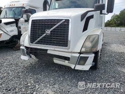 Zdjęcie 9 z 10 samochodu: 2014 VOLVO VNL SEMI TRUCK VIN:4V4NC9EG7EN156736 - miniatura