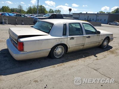Trzecie zdjęcie samochodu z tyłu: 1997 LINCOLN TOWN CAR CARTIER VIN:1LNLM83W6VY755884 - miniatura