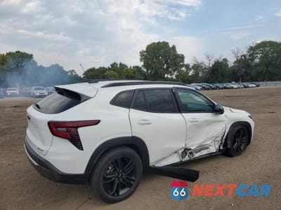 Trzecie zdjęcie samochodu z tyłu: 2024 CHEV TRAX VIN:KL77LKE27RC225116 - miniatura