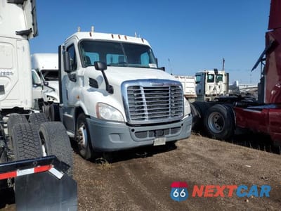 2018 FREIGHTLINER CASCADIA 113 SEMI TRUCK 3AKBGADV0JSJN2762 - główne zdjęcie licytacji z USA - miniatura