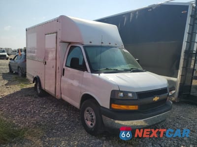 Czwarte zdjęcie samochodu z boku: 2021 CHEVROLET EXPRESS G3500 VIN:1GB0GRF7XM1183819 - miniatura