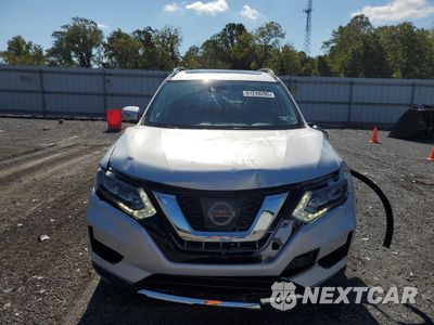 Piąte zdjęcie samochodu w środku: 2017 NISSAN ROGUE SV VIN:5N1AT2MV0HC810778 - miniatura