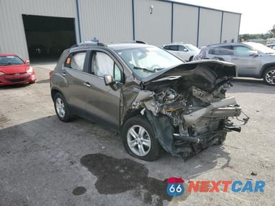Czwarte zdjęcie samochodu z boku: 2020 CHEVROLET TRAX 1LT VIN:KL7CJPSB8LB342142 - miniatura
