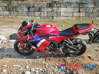 Trzecie zdjęcie samochodu z tyłu: 2021 HONDA CBR600 RR VIN:JH2PC40J9MK700669 - miniatura