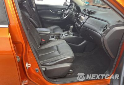 Piąte zdjęcie samochodu w środku: 2017 NISSAN ROGUE S VIN:JN8AT2MV0HW278276 - miniatura
