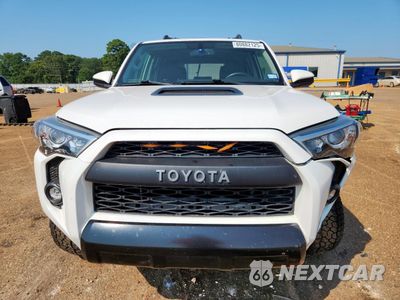 Piąte zdjęcie samochodu w środku: 2019 TOYOTA 4RUNNER SR5/SR5 PREMIUM VIN:JTEBU5JR3K5662650 - miniatura